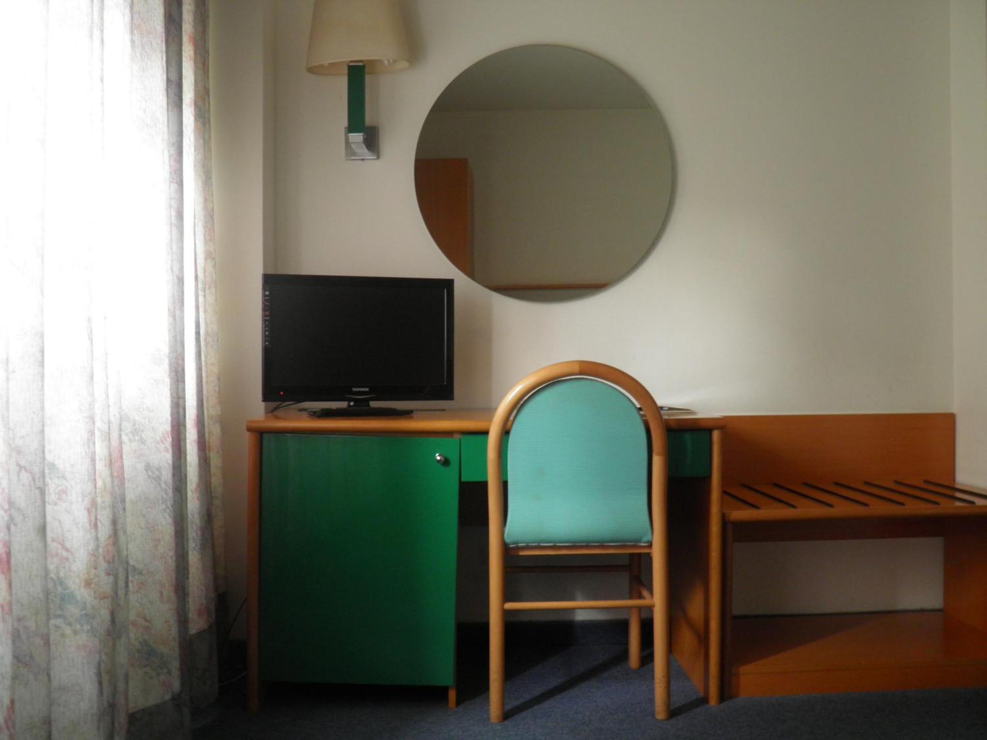 Hotel Ramoverde Borgomanero Bagian luar foto