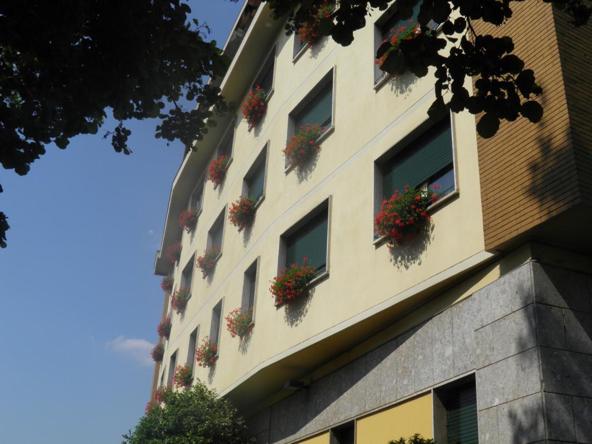 Hotel Ramoverde Borgomanero Bagian luar foto